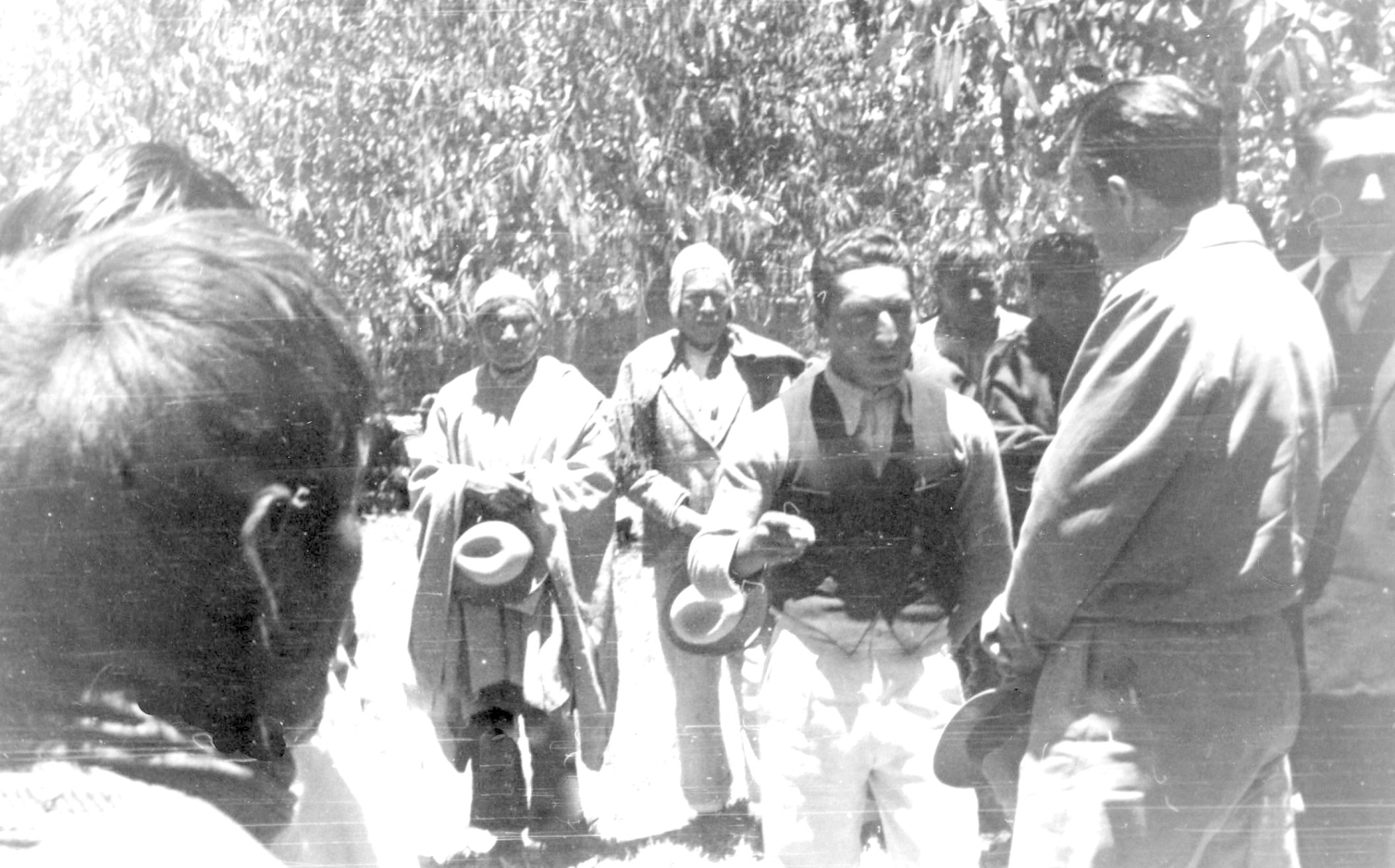 Imagen en blanco y negro de un grupo de personas

Descripci&oacute;n generada autom&aacute;ticamente